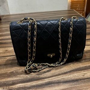 KAMAREL NEW YORK WOMENS
PURSE BLACK WITH GOLD COLORED CHAIN STRAP